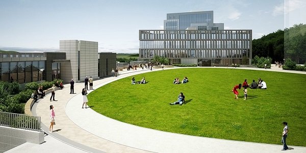 Khuôn viên trường với bãi cỏ xanh mát Khuôn viên trường với bãi cỏ xanh mát