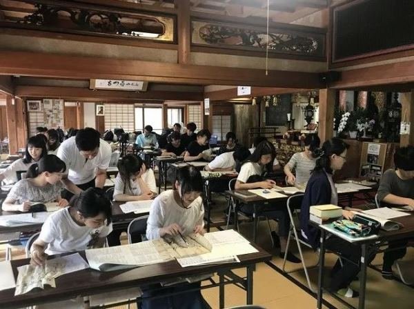 Giờ học ngoại khóa của sinh viên khoa Văn hóa Nhật Bản của Aichi Prefectural University Giờ học ngoại khóa của sinh viên khoa Văn hóa Nhật Bản của Aichi Prefectural University