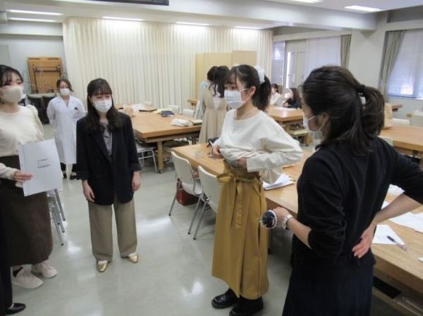 Một giờ học của sinh viên ngành Kinh tế gia đình tại Otsuma Women's University Một giờ học của sinh viên ngành Kinh tế gia đình tại Otsuma Women's University