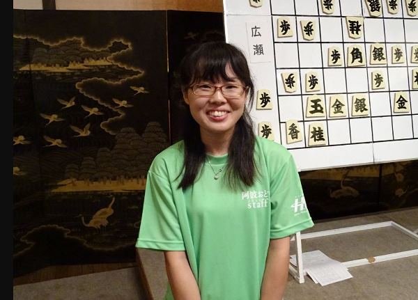 Nữ kỳ thủ shogi chuyên nghiệp Minami Sadamasu Nữ kỳ thủ shogi chuyên nghiệp Minami Sadamasu