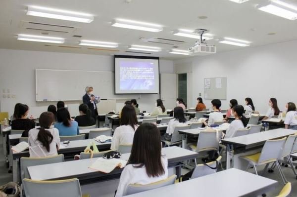 Một tiết học tại Yasuda Women's University Một tiết học tại Yasuda Women's University