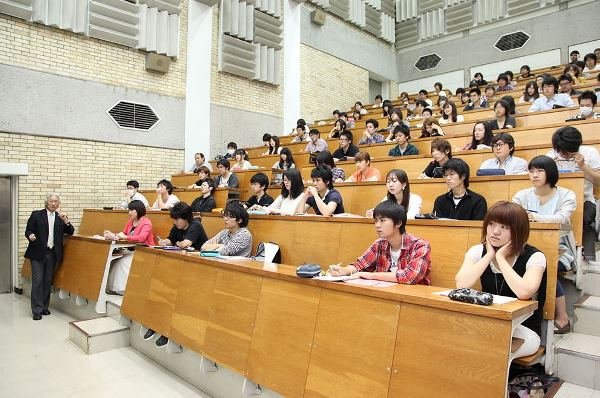 Sinh viên trong một giờ học tại đại học Nha khoa Matsumoto Sinh viên trong một giờ học tại đại học Nha khoa Matsumoto