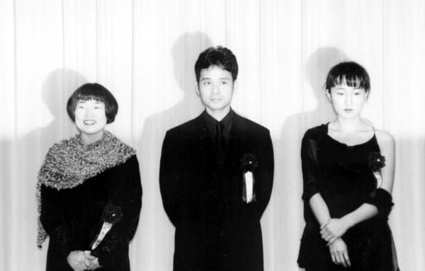 Tiểu thuyết gia Masako Bando (ngoài cùng bên trái) Tiểu thuyết gia Masako Bando (ngoài cùng bên trái)