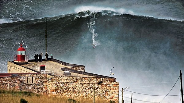 Garrett chinh phục con sóng cao tới 23,77 mét ở Nazare, Bồ Đào Nha. Garrett chinh phục con sóng cao tới 23,77 mét ở Nazare, Bồ Đào Nha.