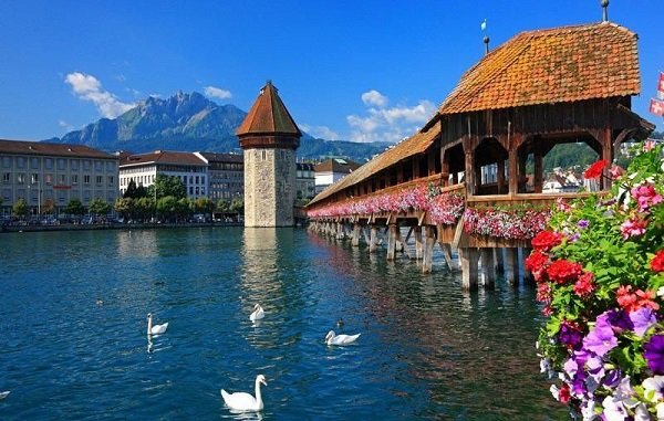 Kapellbrücke - Cầu bộ hành ở Lucerne, Thụy Sĩ Kapellbrücke - Cầu bộ hành ở Lucerne, Thụy Sĩ